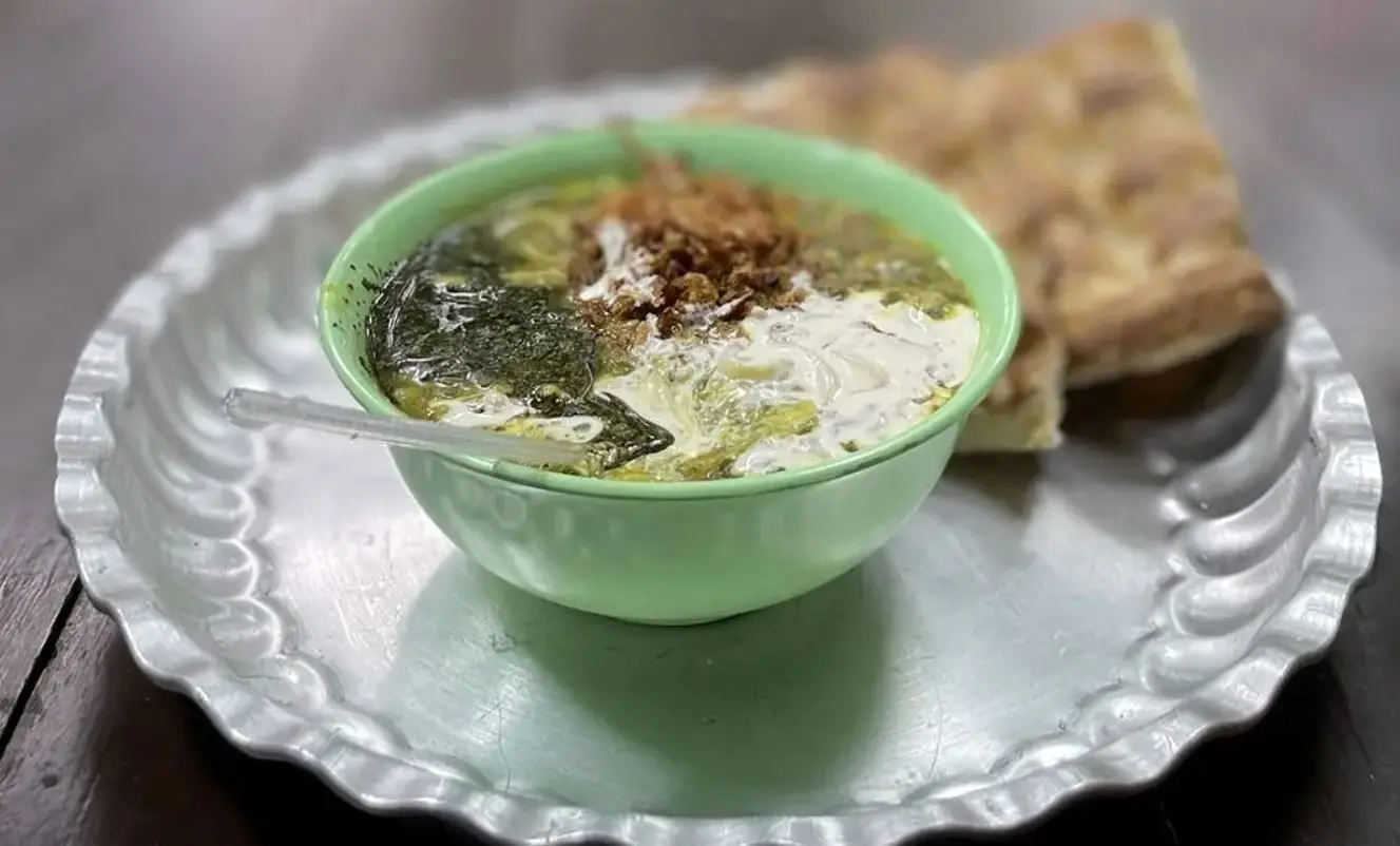 طرز تهیه آش رشته با ماست و کشک؛ غذای سنتی شمالی با طعمی بی‌نظیر