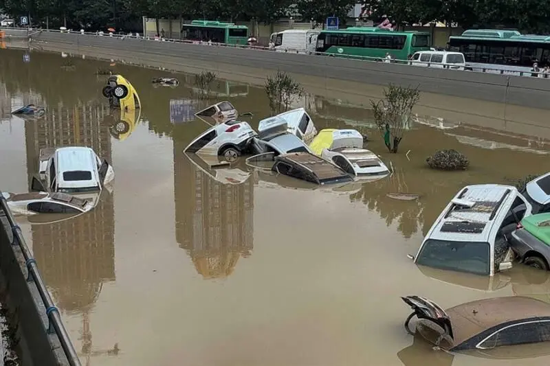 نجات راننده از غرق شدن با شکستن سانروف خودرو