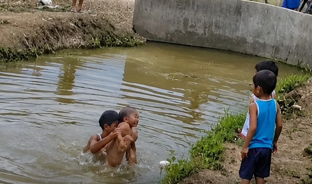 نجات معجزه‌آسای دختربچه از کانال آب 