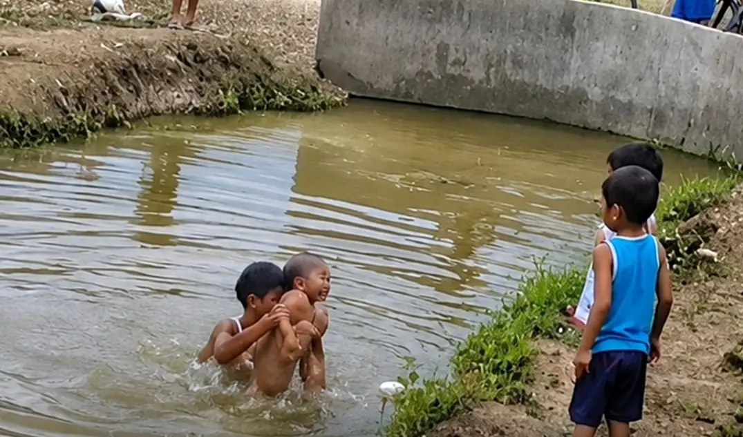نجات معجزه‌آسای دختربچه از کانال آب 