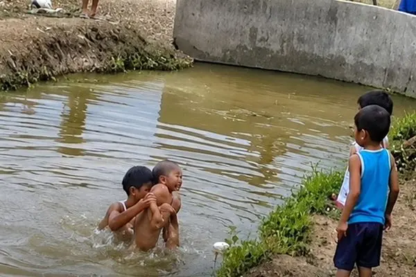 نجات معجزه‌آسای دختربچه از کانال آب 