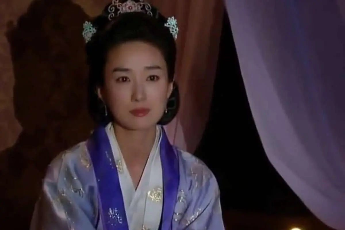 چهرۀ «یوها، مادر جومونگ» در 54 سالگی در حال پیاده‌روی در جنگل