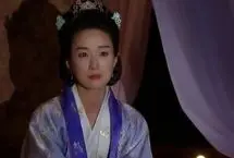 چهرۀ «یوها، مادر جومونگ» در 54 سالگی در حال پیاده‌روی در جنگل