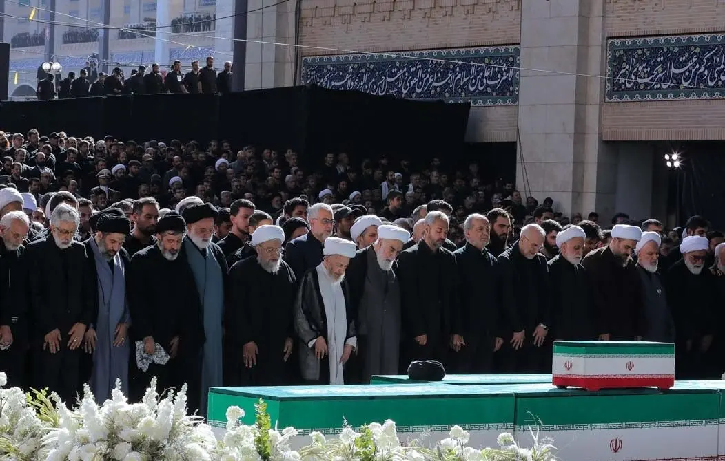 ویدئو؛ اقامه نماز بر پیکر رهبر شهید از زاویه‌‌‌ای متفاوت