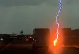 برخورد صاعقه‌ سهمگین در چند قدمی یک کامیون 