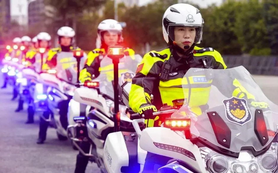 ببینید؛ برخورد پلیس موتورسوار با کودکان