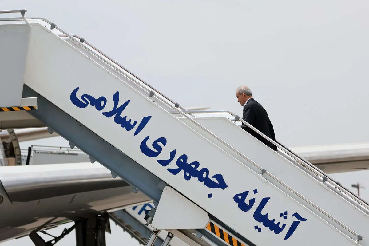 چه کسانی رئیس جمهور را برای سفر به عمان بدرقه کردند؟