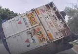 لحظه واژگونی کامیون پس از برخورد با شاسی‌بلند