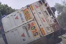 لحظه واژگونی کامیون پس از برخورد با شاسی‌بلند