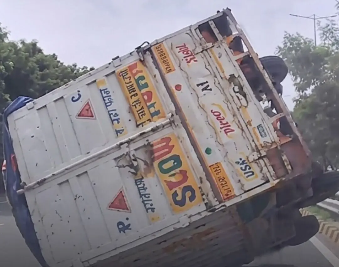 لحظه واژگونی کامیون پس از برخورد با شاسی‌بلند