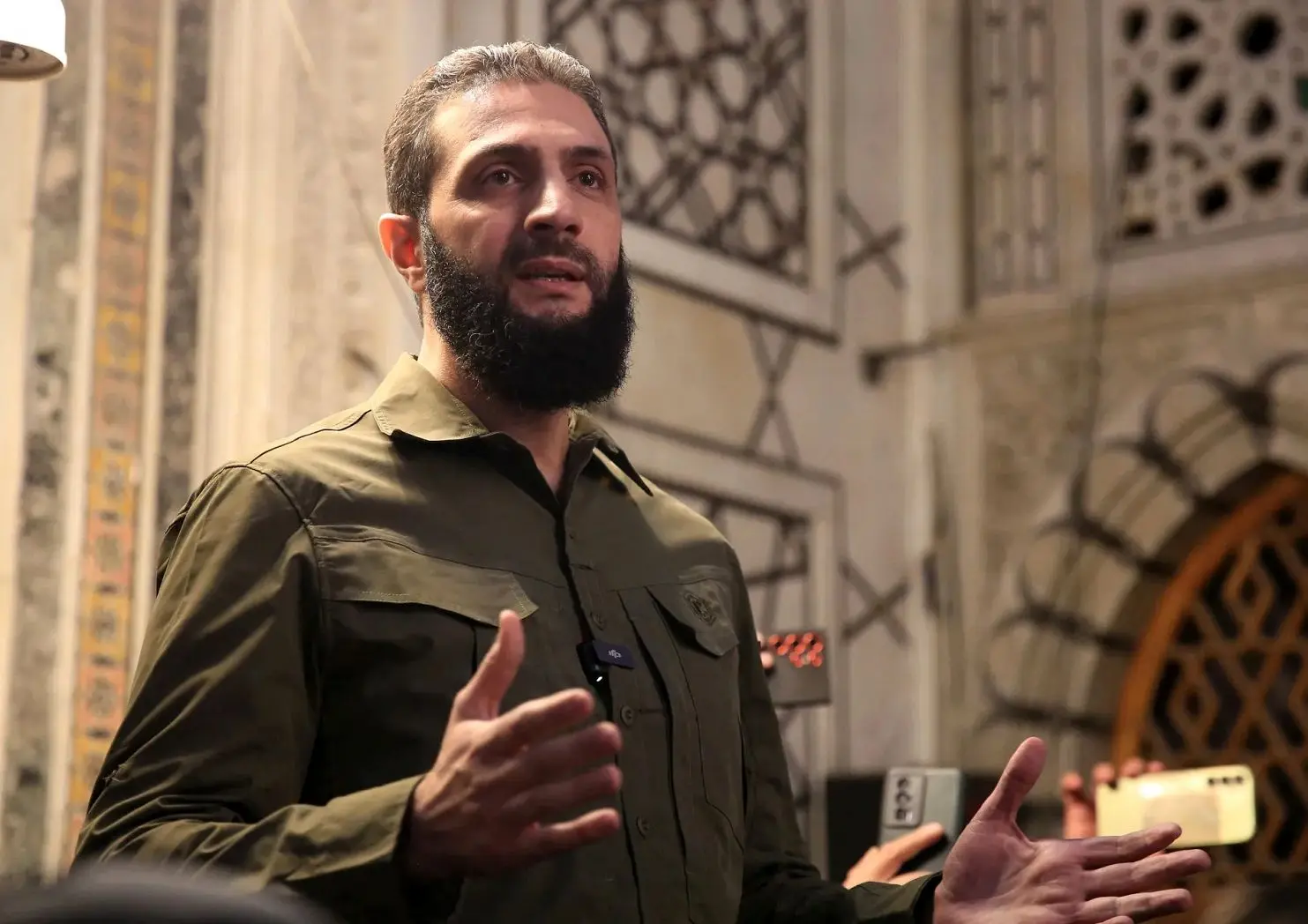 نخستین ویدئو از ورود جولانی به کاخ الضیافه حلب