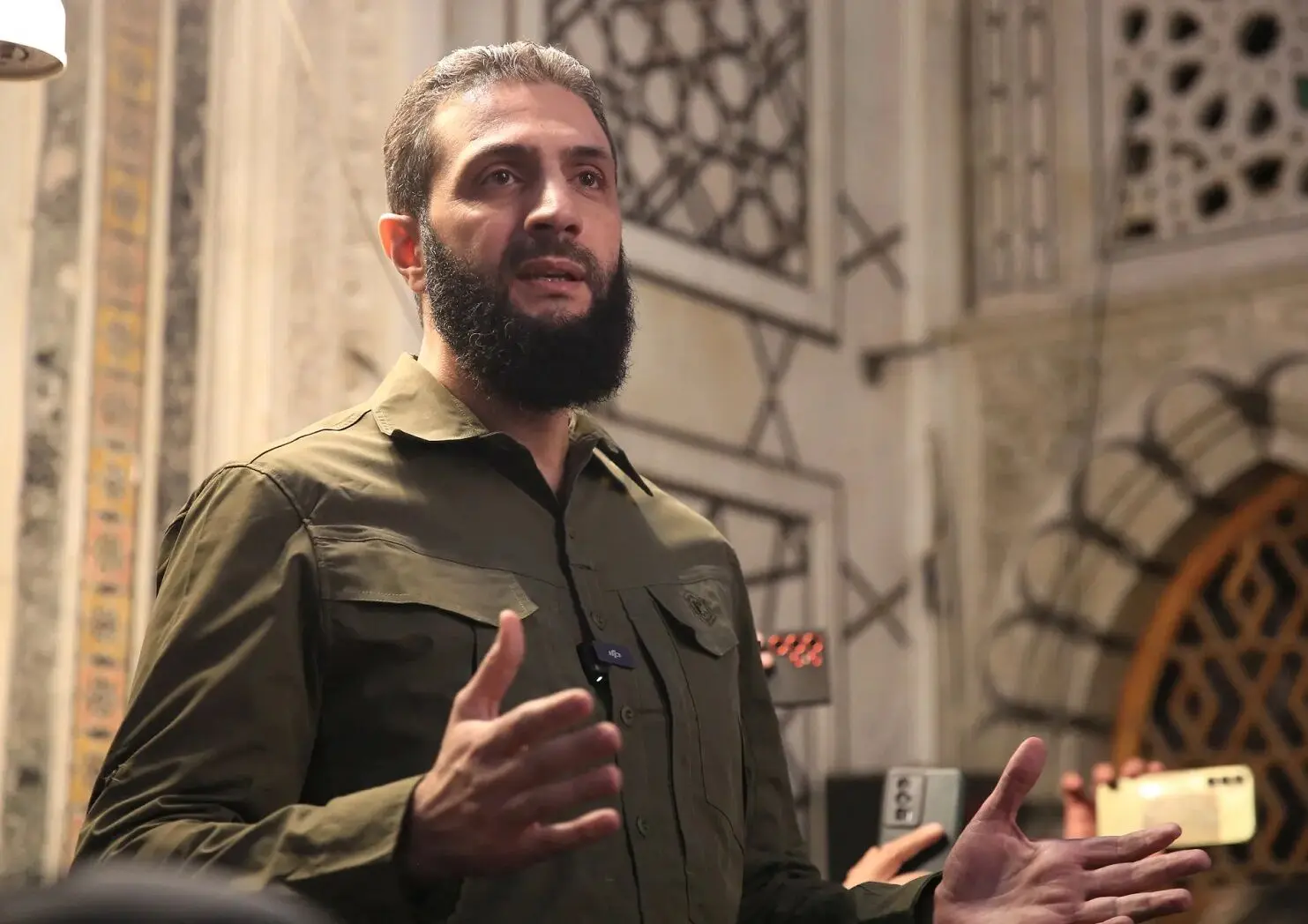 نخستین ویدئو از ورود جولانی به کاخ الضیافه حلب