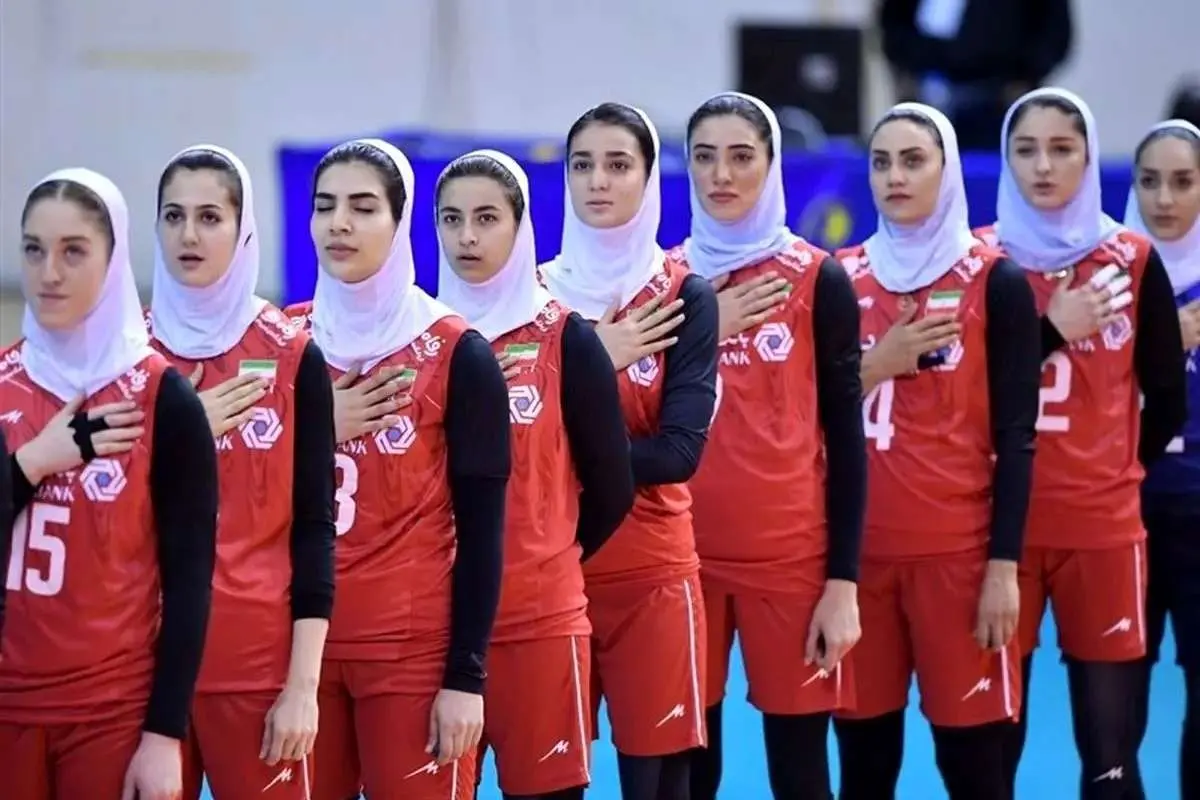 عکس صابر کاظمی در دست زنان والیبالیست ایرانی