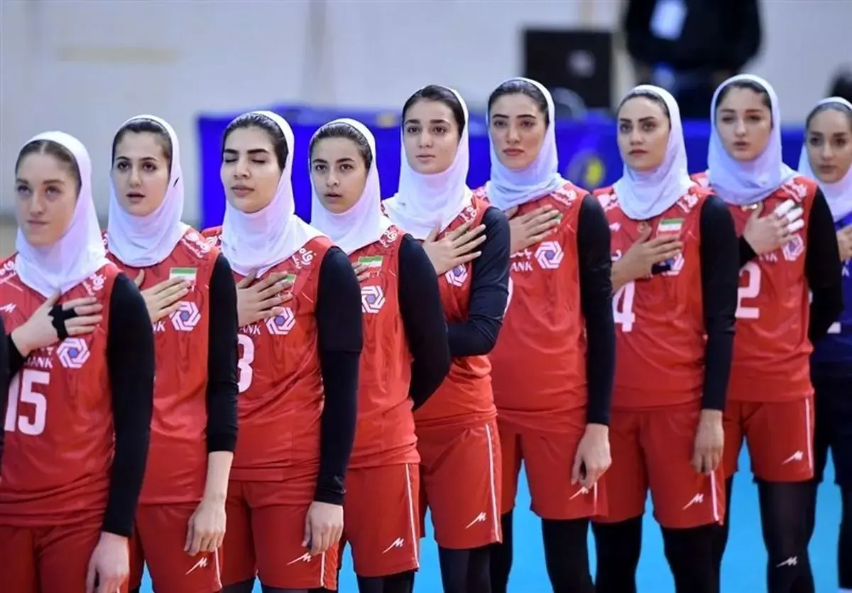 عکس صابر کاظمی در دست زنان والیبالیست ایرانی