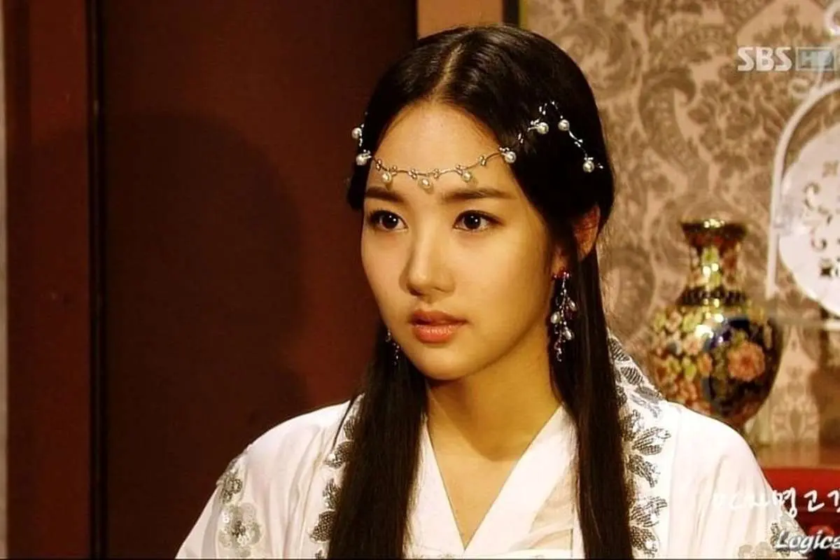 «پرنسس لاهی» در اتاق گریم سریال «جومونگ 3» با یک نوزاد