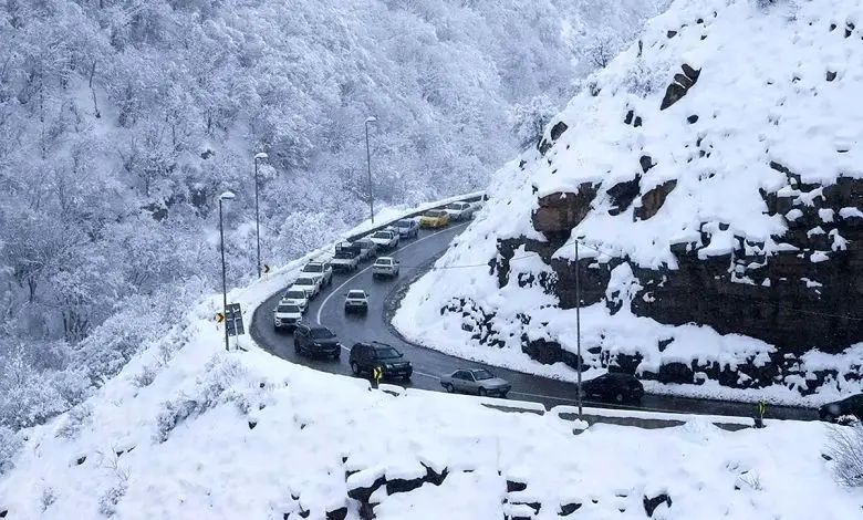 بازگشایی جاده چالوس و آزادراه تهران ـ شمال/ بارش سنگین برف و ترافیک پرحجم در محور هراز
