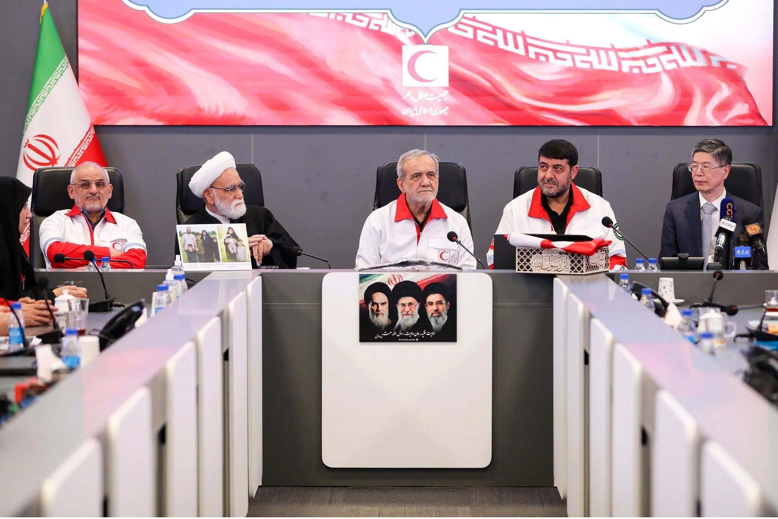 تصاویر: پزشکیان با لباس هلا‌ل‌احمر