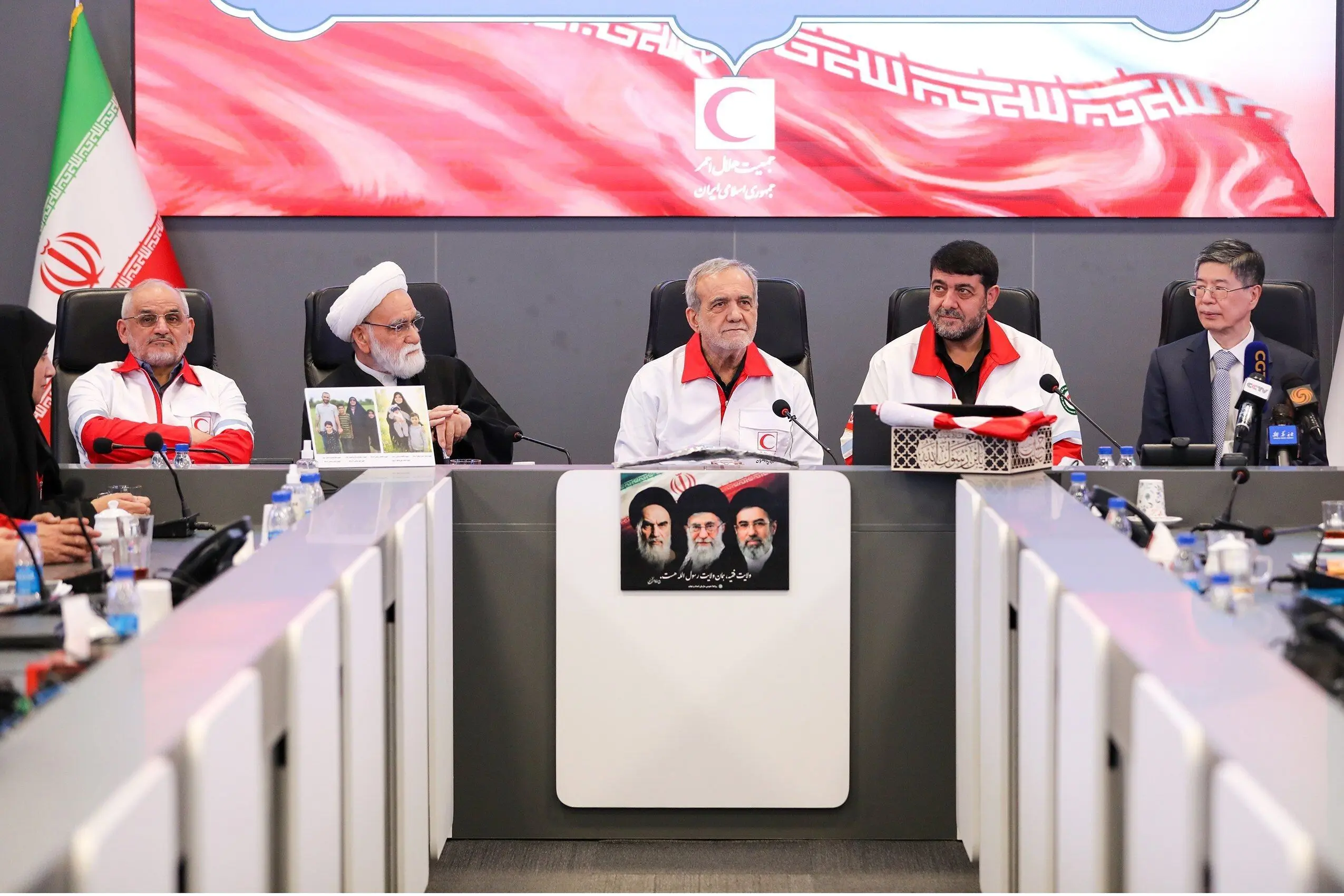 تصاویر: پزشکیان با لباس هلا‌ل‌احمر