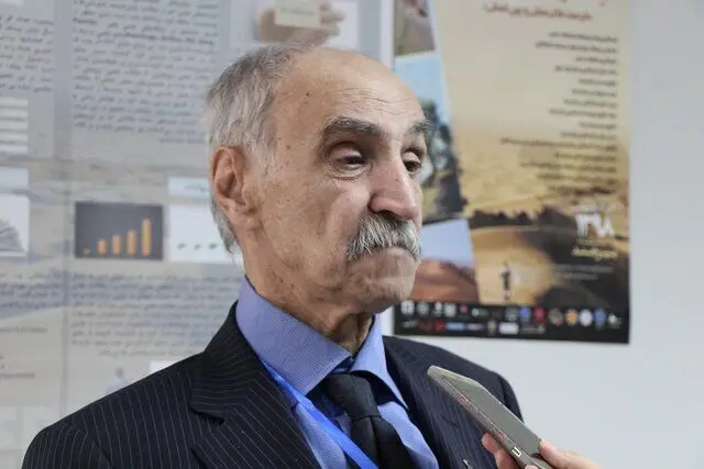 ما همه چیز را به خاطر معدن از دست می‌دهیم/ تالاب گاوخونی برای پرندگان مهاجر شبیه قهوه‌خانه بود/ فرونشست و فروچاله‌ها می‌توانند تالاب‌ها را به‌طور کامل نابود کنند/ما با این روند در حال نابودی حیات در ایرانیم