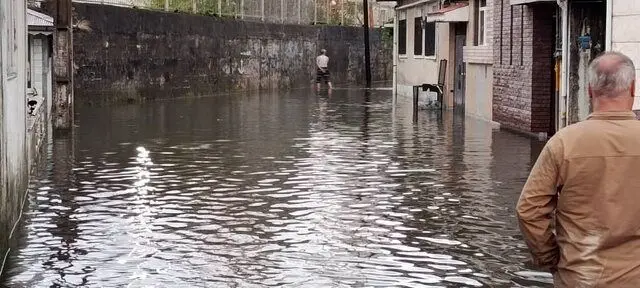 آب گرفتگی ۳۵ واحد مسکونی در بندرانزلی