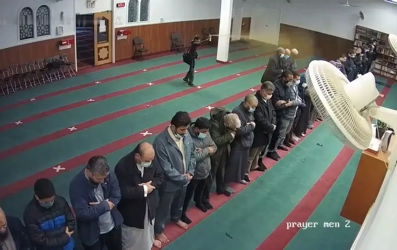 حمله با اسپری فلفل و تبر به نمازگزاران