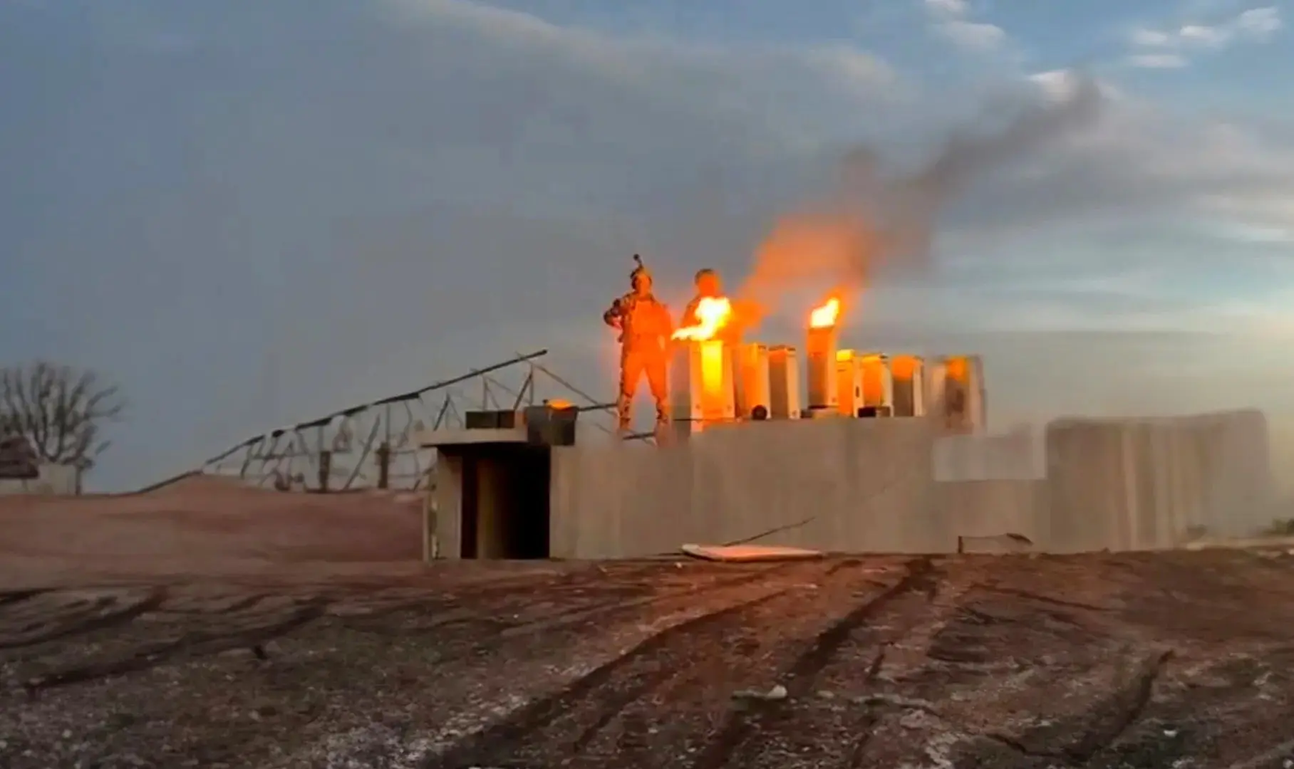 اقدام تحریک‌آمیز سربازان اسرائیلی بر فراز خرابه‌های بیمارستان غزه