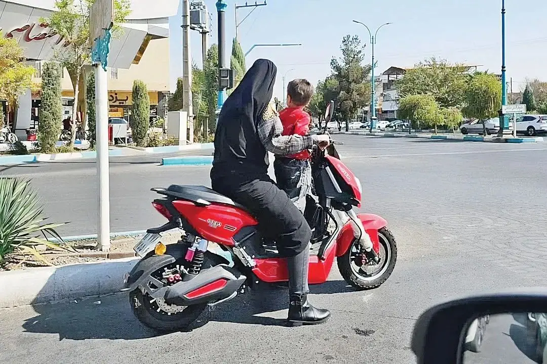 درباره عکسی از موتورسوار زن محجبه و بچه‌اش
