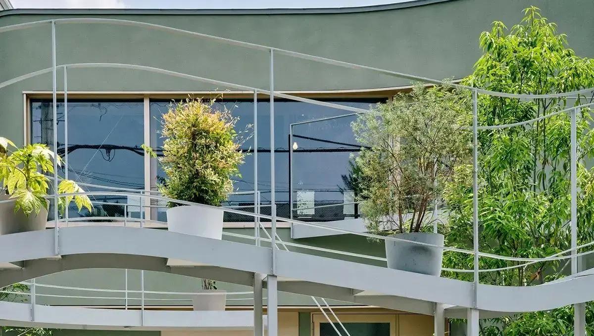 خانه‌ای در توکیو با باغ معلق و نور طبیعی بی‌نظیر