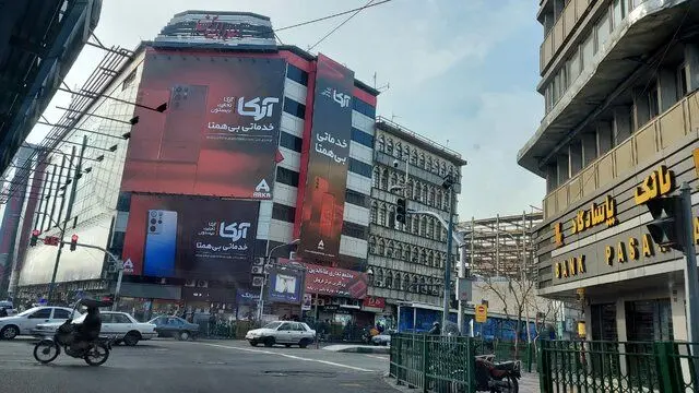 تجمع اعتراضی جمعی از کسبه پاساژ علاءالدین برای بی‌ثباتی قیمت ارز