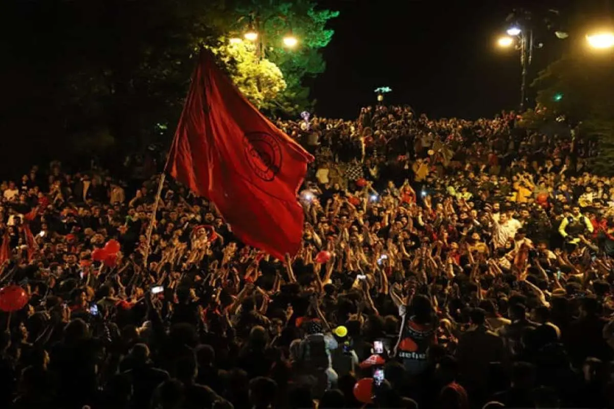 برای آنها که خوابند؛ پرچمهای بیگانه در جشن تراکتوریها را دیدید؟!