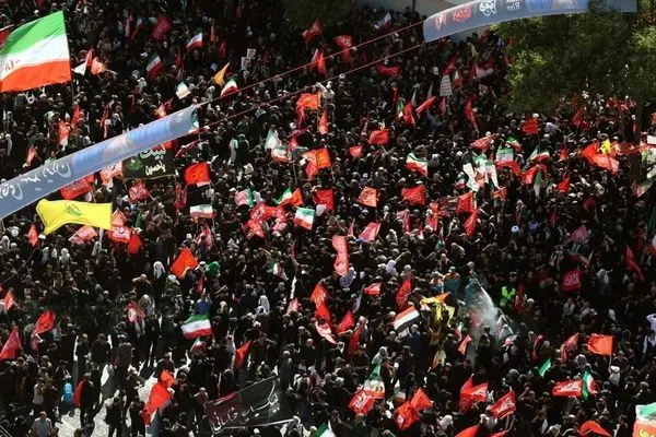 تصاویر هوایی از تشییع پیکر رهبر شهید در مشهد