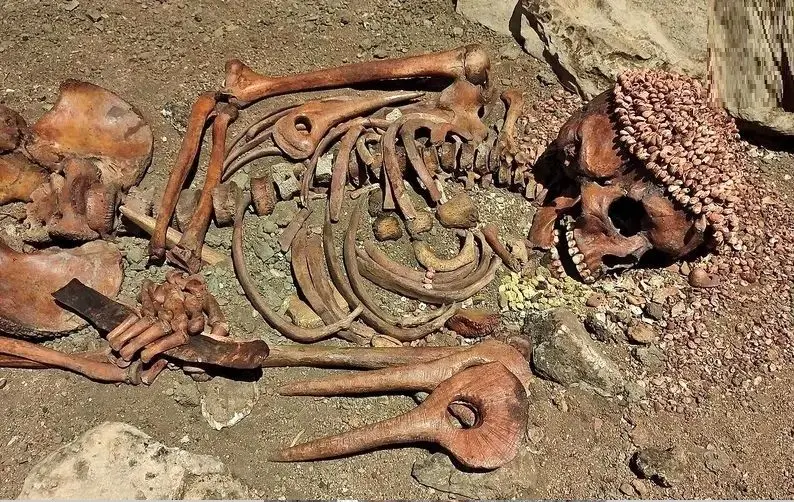 کشف شاهزاده ۲۸ هزارساله با تاج صدف