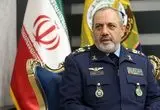 شهید نصیرزاده در کنار جنگنده f5