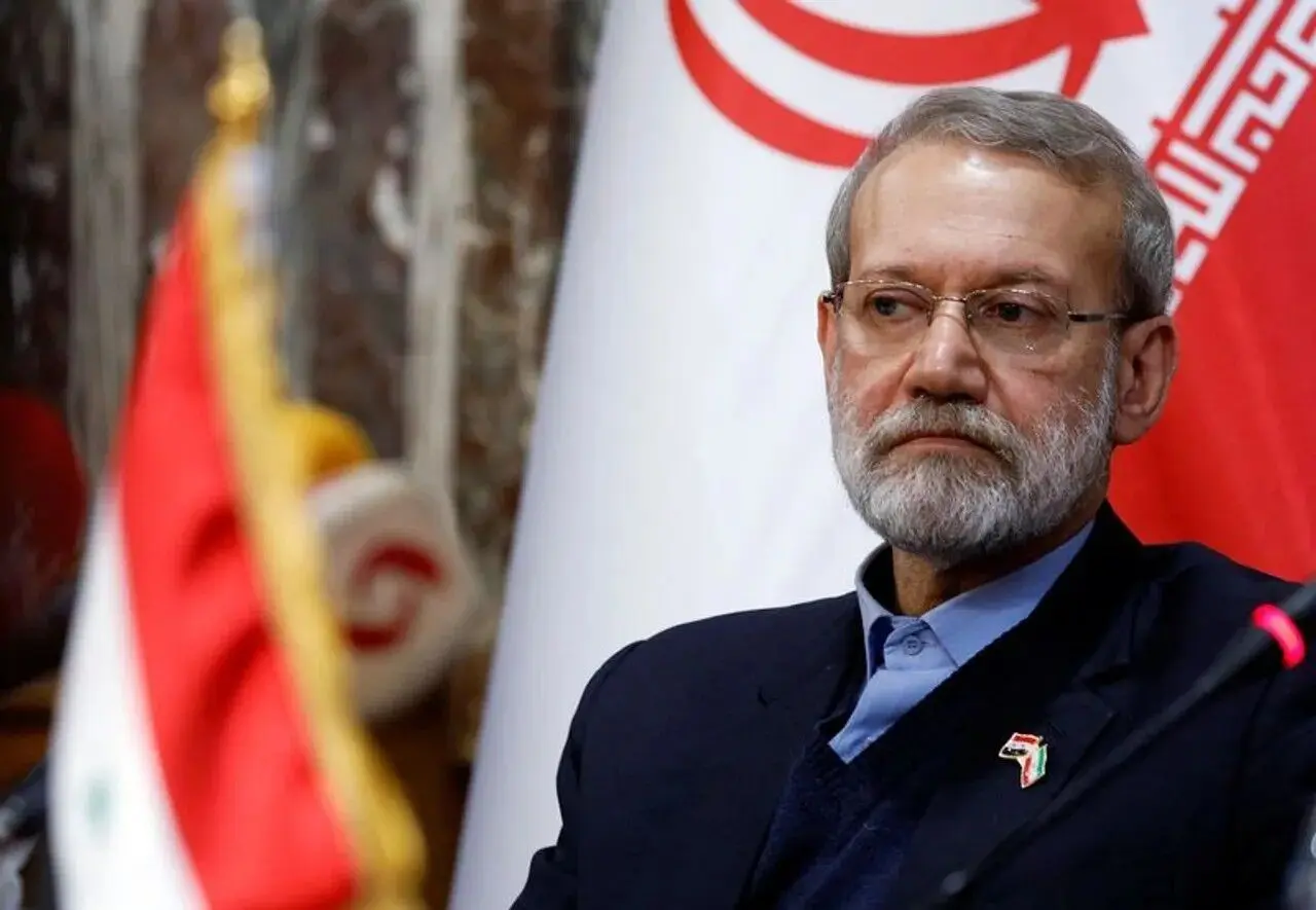 علی لاریجانی در ۲۵ سالگی و در حال سخنرانی در یک مراسم؛ سال ۶۱