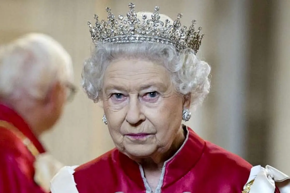  «ملکه الیزابت دوم» در کلاس درس و در کنار خواهرش؛ سال 1316 