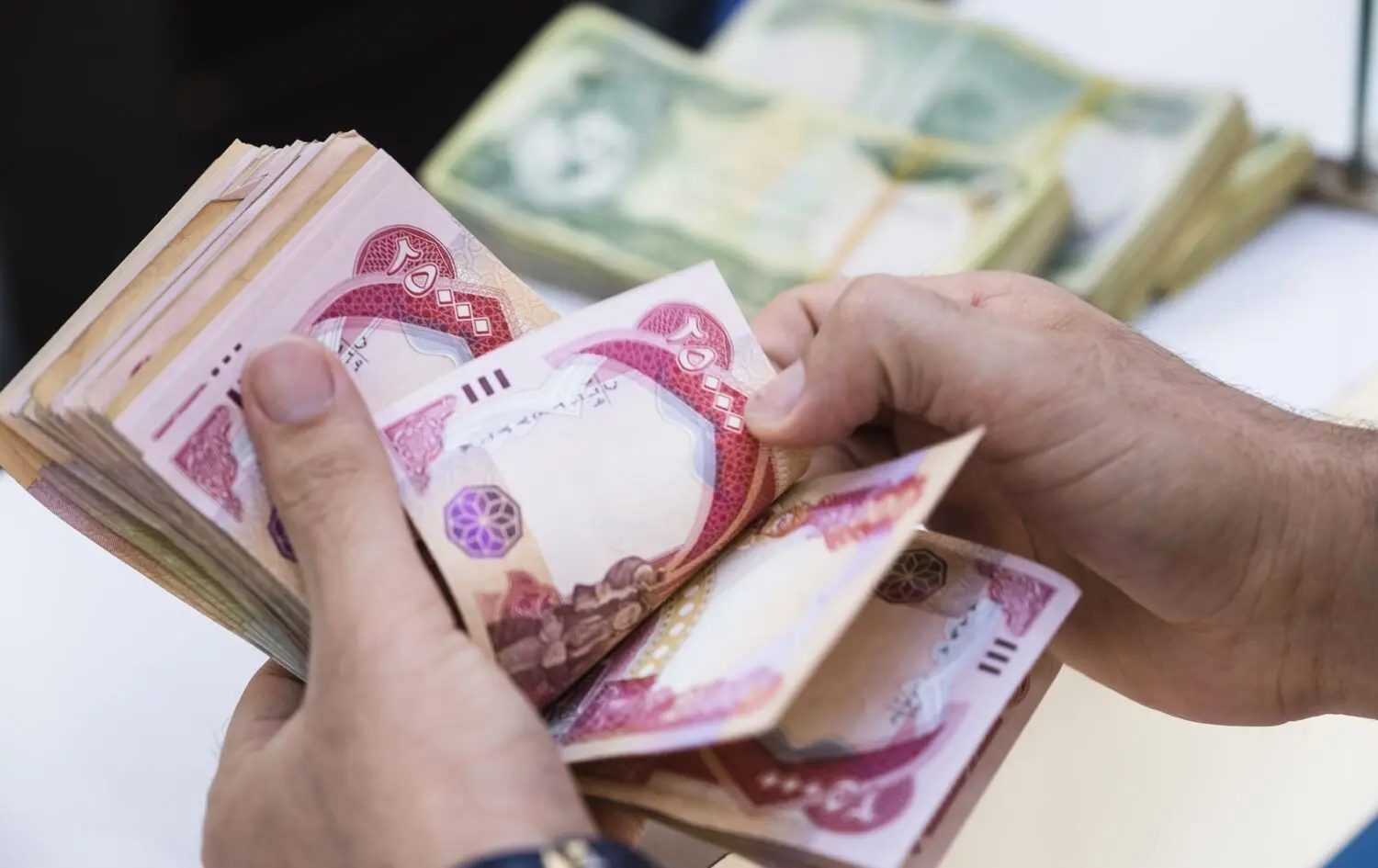 قطع اینترنت، صرافی‌ها را از کار انداخت/ انتقال بسته‌های پول از دبی با کشتی