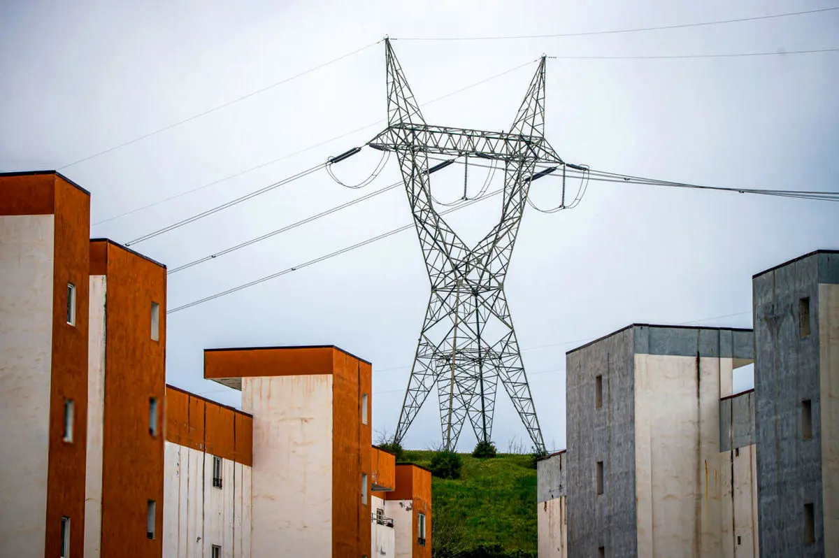 دولت خبر داد؛ قیمت برق و گاز بالا می‌رود