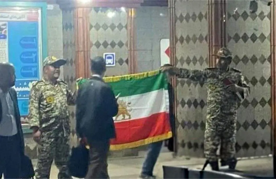 واکنش روزنامه اصولگرا به حادثه مترو: می‌خواهند همراهی ارتش را با جریان سلطنت‌طلب القا کنند 
