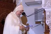 ببینید؛ اتفاق غیرمنتظره در پخش زنده نماز جمعه؛ امام جمعه از حال رفت
