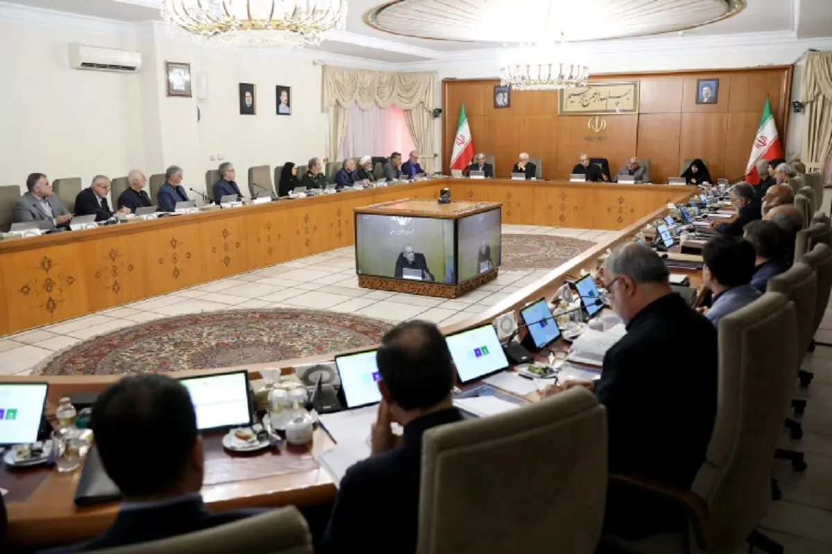 در مملکت حسینقلی خانی ما مداح و مجری حتی چاقو بر گلوی رئیس حمهور می‌گذارند 