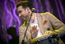 رقص کردی هنگام اجرای زنده امید حاجیلی روی صحنه