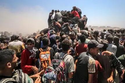 ببینید؛ هجوم هزاران فلسطینی به کامیون‌های کمک‌های بشردوستانه