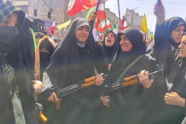 مهارت خیره‌کننده دختر ایرانی در باز و بسته کردن سلاح