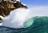 ببینید؛ امواج خروشان یک آمبولانس را با خود برد
