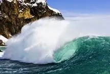 ببینید؛ امواج خروشان یک آمبولانس را با خود برد