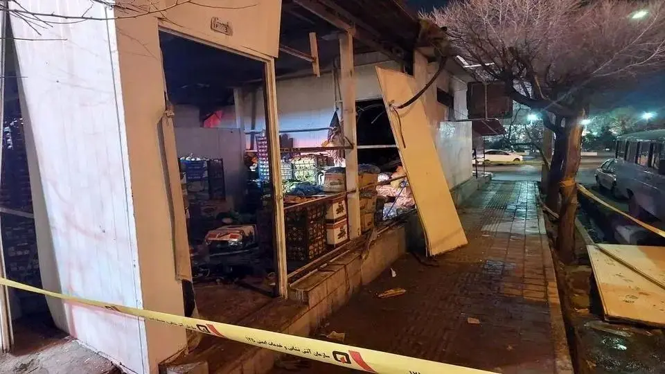 انفجار و آتش‌سوزی در میوه‌فروشی خیابان پیروزی