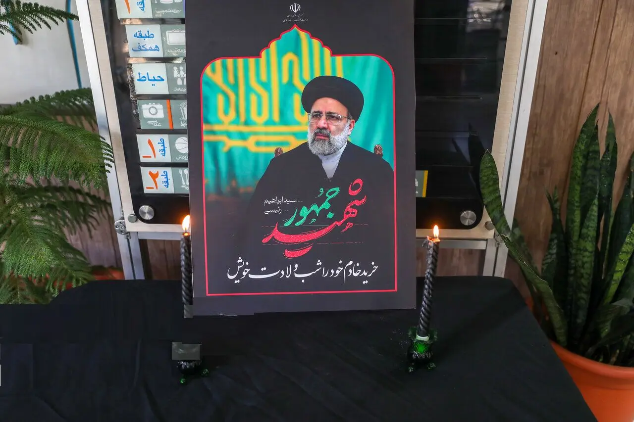 نمایشگاه عکس «تشییع خادمان حرم ایران» در نگارخانه آیه دانشگاه سوره 