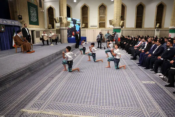 تصاویر؛ میل‌بازی در مقابل رهبر انقلاب