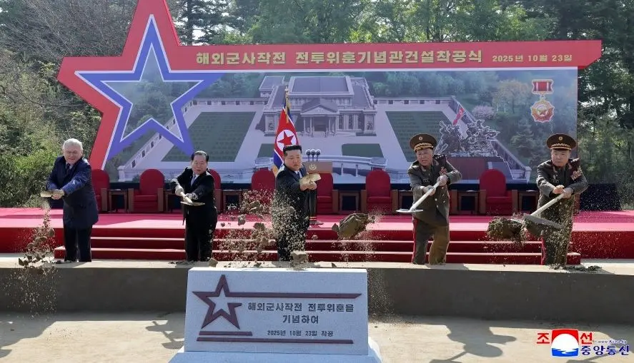 ببینید؛ بیل زدن کیم جونگ اون در ساخت بنای یادبود سربازان