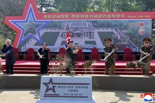 ببینید؛ بیل زدن کیم جونگ اون در ساخت بنای یادبود سربازان